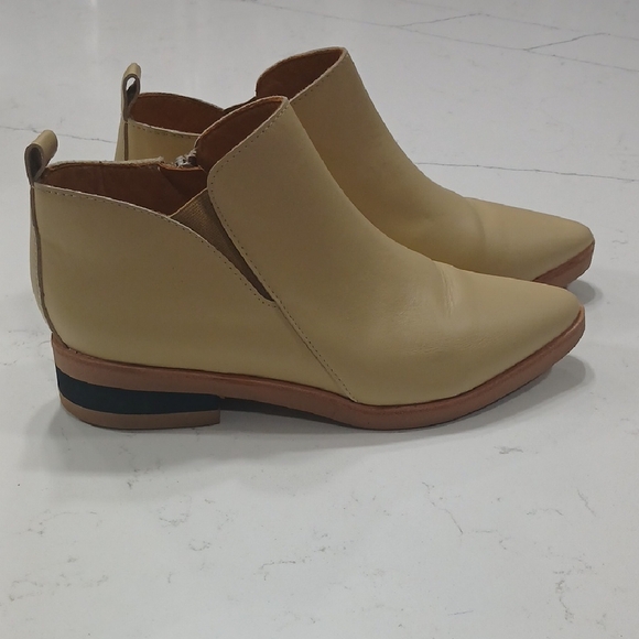 Elegant Tan Ankle Booties for Women Leather Sz7.5 Gentle Used Soft And Light - Picture 1 of 7